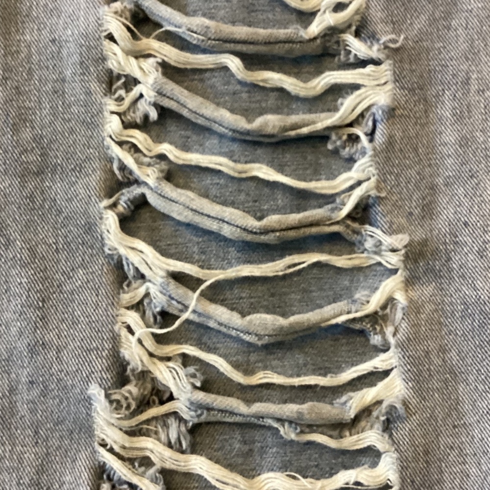 FASHION NOVA RIPPED DISTRESSED JEANS - Picture 3 of 6